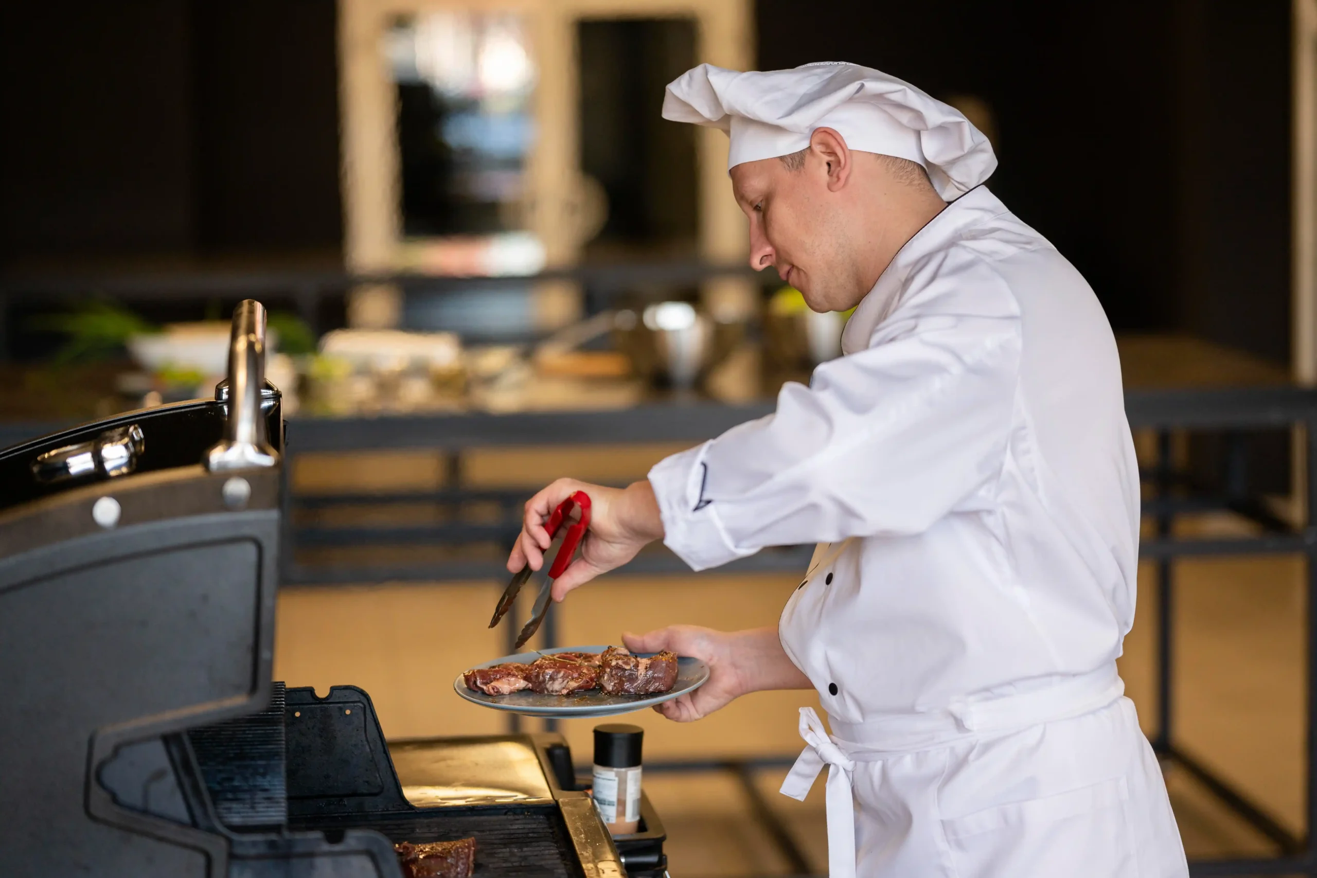 Charcoal briquettes for long-lasting restaurants