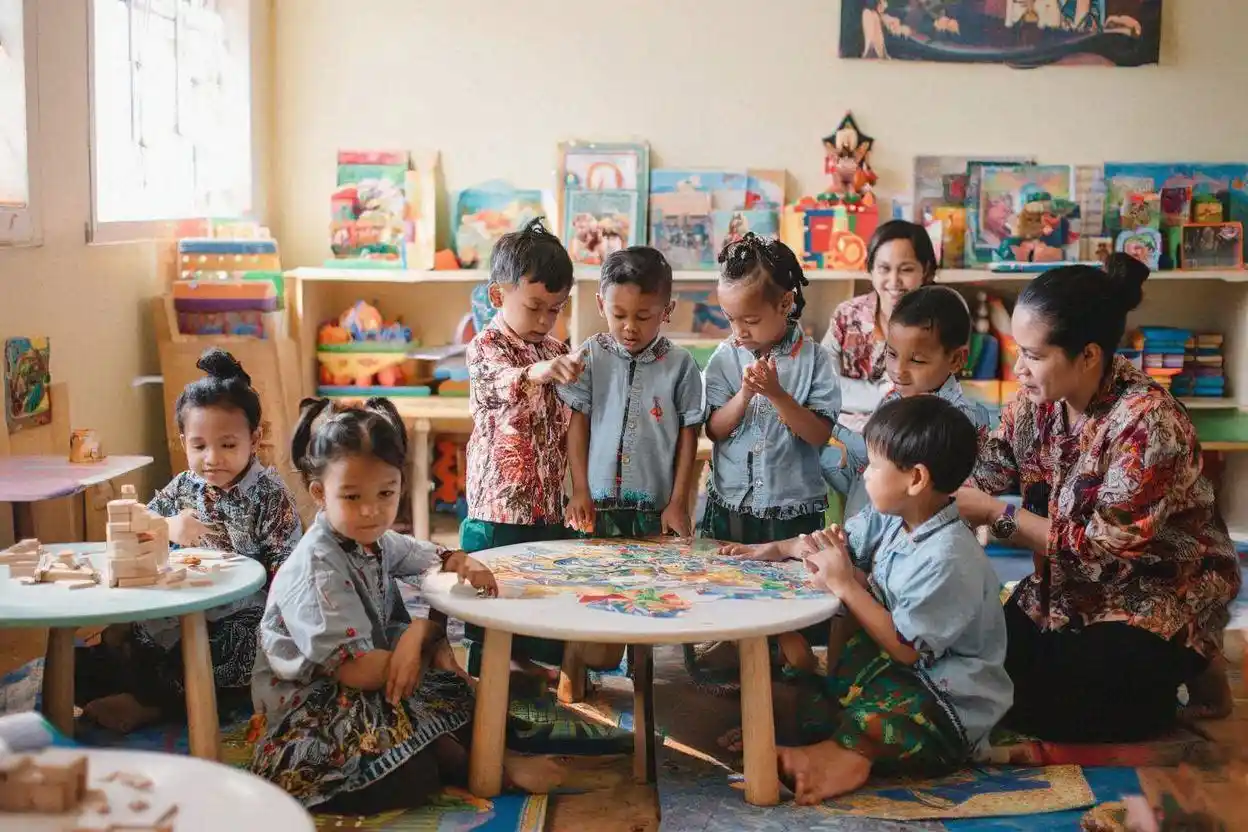 anak TK aktif dan kreatif belajar sambil bermain di kelas Jogja dengan suasana ceria
